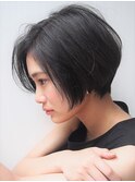 赤味を感じないブルネットアッシュの前下がりショートボブ