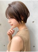 大人かわいい横顔美人フェザーバングカーキグレージュ小顔カット