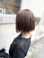 サーティーン(THIRTEEN) ストレートボブでハイトーンカラー(30代)