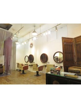 親しみやすいスタッフが髪のお悩みに寄り添うサロン。心地よい空間で日ごろの疲れを癒しにきてください◎