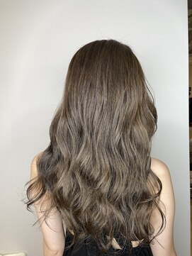 カノイ 銀座中央通り(KANOI) 抜け感あるミルクティーベージュ