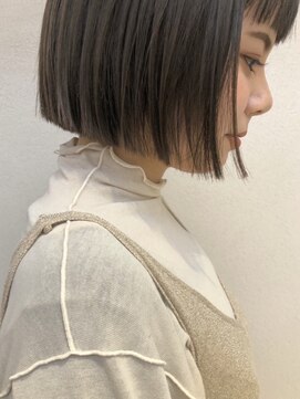 エイチ(811) レイヤーミニウルフチェリーブラウンショート美髪前下がりボブ