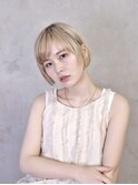 柔らかブロンドのミニボブスタイル