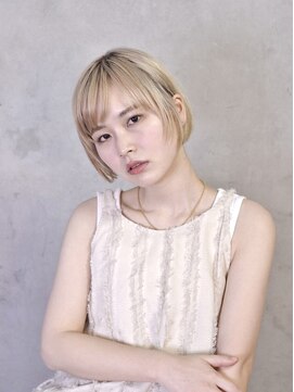 コイ(coii) 柔らかブロンドのミニボブスタイル