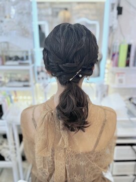 アトリエビューティーアミュ(atelier beauty AmU) 結婚式 二次会 お呼ばれ ポニーテール＋ゴールド・パールピン