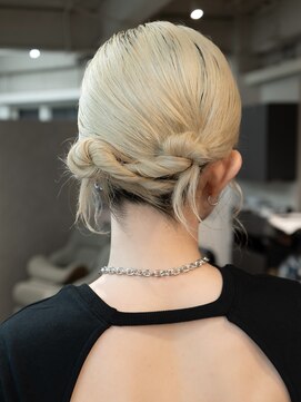 ブロンドベージュ　タイトヘア　お呼ばれヘア