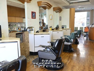 店内は４席の小規模サロン、落ち着いた空間を提供します。