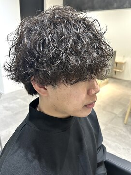 ヒュイル バイ ニアウ(Hwyl by Niau) メンズマッシュパーマ波巻スパイラルパーマニュアンスパーマ眉毛