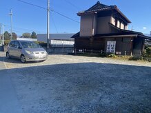 駐車場は建物北側のこちらをご利用ください
