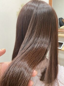 髪に優しい薬剤を使用し、艶やかでまとまる髪へ。大人女性の魅力を最大限に引き出すスタイルをご提案◇