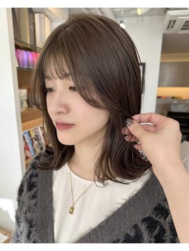 ビーチ(BEACH) 外はねミディ顔まわりレイヤーブリーチなしグレージュ