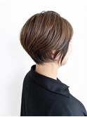 大人美フォルムの透け感ベージュショートボブ