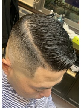 ミリオンバックス 御徒町店(Million Backs) アイロンパーマ×スキンフェード<理容室>[メンズ/眉毛/バーバー]