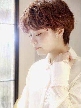 まるでハサミで創る彫刻の様に。柔らかく、しなやかに。繊細なカット技術で質感思いのまま。