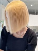 ハイトーンベージュのタイトボブ（アディクシーカラー）
