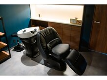 Men's hair Linc. 【完全個室サロン】【7/31 NEW OPEN(予定)】 の雰囲気(暗めの別空間・ヒーリングミュージックでリラックスできます)