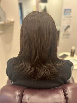 落ち着いたオリーブカラーで柔らかツヤ髪に