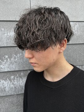 ヒュイル バイ ニアウ(Hwyl by Niau) MEN’S HAIRマッシュパーマ波巻スパイラルパーマセンターパート