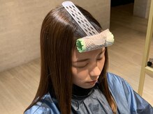 《前髪に自然なカールをつける》　自然に仕上がる縮毛矯正　〔自由が丘・縮毛矯正〕