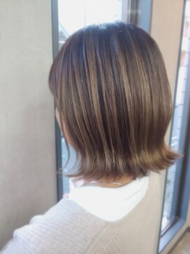 オト(oto) 切りっぱなしくびれスタイル×ハイライトカラー