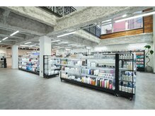 アロッタ 梅田茶屋町(alotta)の雰囲気（施術後は１Fショップスペースでケア商品のご紹介も可能です。）