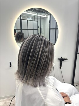 シーバイスリー 綱島(C×3) ホワイトシルバー × ダークブラウン × シャドウルーツ