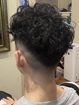 ヘアーグロウ スペインカールミディアムフェードカット刈り上げメンズカット