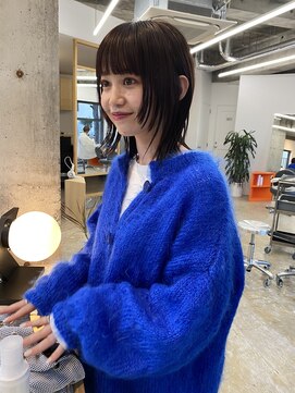 ユー(yew) 顔まわりぷつっとミディアムウルフ