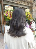 店長mayumi★アッシュグレージュカラーのハイライト波巻きミディ