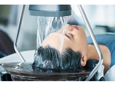 額からお湯をかけ流し、頭全体をお湯に浸す新感覚の施術