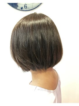 スタジオ アルファプラス 日暮里店(studio α+) ステップボーンカットカットボブショートハイライト白髪ぼかし