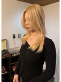 レイヤーカットにブロンド
