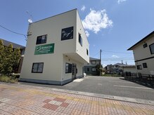 ツムギ(TUMUGI)の雰囲気（1階に保険会社があるクリーム色の建物の2階。この看板が目印。）