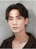 大人の抜け感を演出する、今トレンドのフェザーパーマ