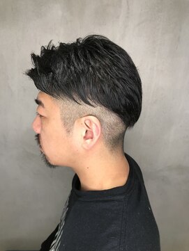 アンダーバーホワイトモデ 河内長野(_WHITE mode) 30代40代メンズ刈り上げフェードスタイルかき上げ短髪ワイルド