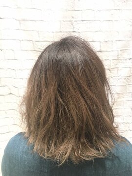 ミーティア バイ クアトロ(Meteor By QUATRO) ハイトーン外ハネスタイル