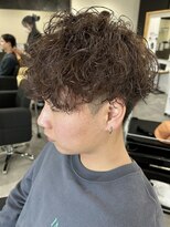 ヒュイル バイ ニアウ(Hwyl by Niau)&nbsp;メンズマッシュパーマ波巻スパイラルパーマニュアンスパーマ眉毛