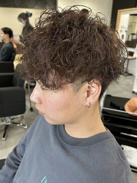 ヒュイル バイ ニアウ(Hwyl by Niau) メンズマッシュパーマ波巻スパイラルパーマニュアンスパーマ眉毛