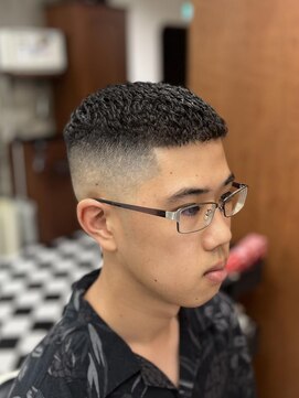 フランクス バーバー ウエストトウキョウ 吉祥寺店(FRANK’S BARBER WEST TOKYO) フェザーパーマサーフカール刈り上げセンターパート