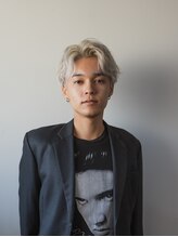 ホワイトベージュカラー×メンズセンターパートショート