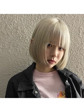 クク(QUQU) ホワイトブロンドカラーボブ