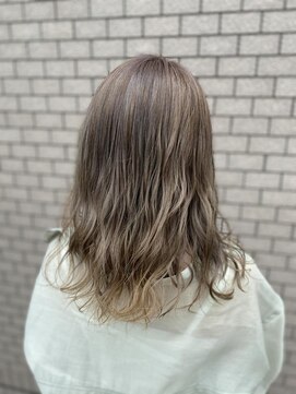 リア(Lia by KENJE) レイヤーロング　アッシュカラーツヤのあるシルバーカラー！