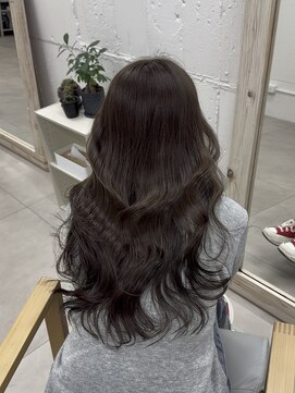 赤みなし◎ オリーブベージュの上品レイヤースタイル