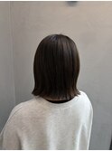 アッシュ系カラー×外ハネ切りっぱなしボブ