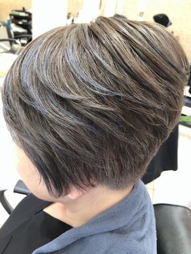 ヘアーデザインムーヴ(Hair design MOVE) 白髪ぼかしハイライト　ショート