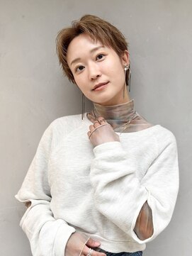 ヒトワ(hitowa) メンズライクショート/ベージュ系カラー/デコ出しショート/日吉