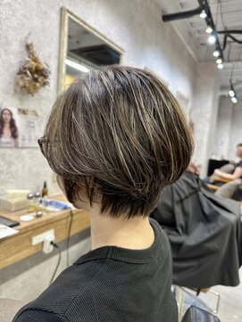 コンフィー(comfy) ハイライト×ショートボブ