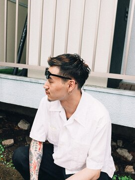 アデ オモテサンドウ(ade omotesando) 長めのフェードカットとハイライトで作る大人スパイキースタイル