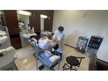 ヘアースペースマーズの雰囲気（ベテラン理容師による顔剃りも是非ご堪能ください。）