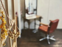 トロワ(Trois)の雰囲気（ナチュラルウッドの落ち着いた店内）